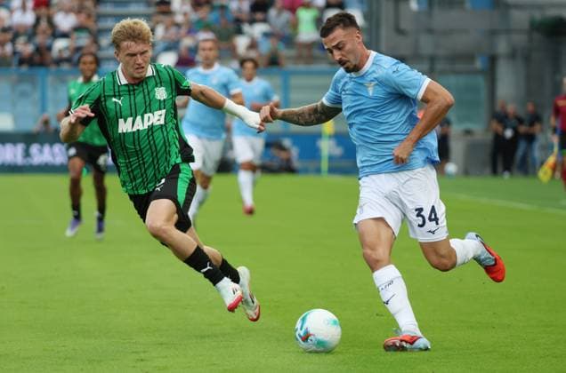 Lazio™s Mario Gila fights for the ball with Sassuolo s Josh Doig during the Serie A Unilive soccer match between U.S Sassuolo and S.S. Lazio at Mapei stadium, Reggio Emilia, northern Italy, Monday, September 14, 2025. - Soccer - (Photo Michele Nucci - LaPresse)  Copyright: xMichelexNucci LaPressex