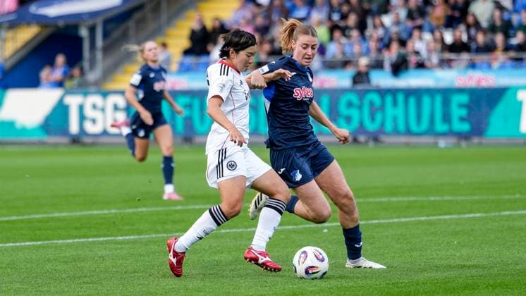 v li Remina Chiba SGE, 15 , Lisa Doorn TSG, 14 , duel, duel, tackle, tackling, dynamics, action, action, 14 09 2025, Sinsheim Hoffenheim Germany , Football, Google Pixel Women Bundesliga, TSG 1899 Hoffenheim Eintracht Frankfurt, DFB DFL REGULATIONS PROHIBIT ANY USE OF PHOTOGRAPHS AS IMAGE SEQUENCES AND OR QUASI VIDEO xozx