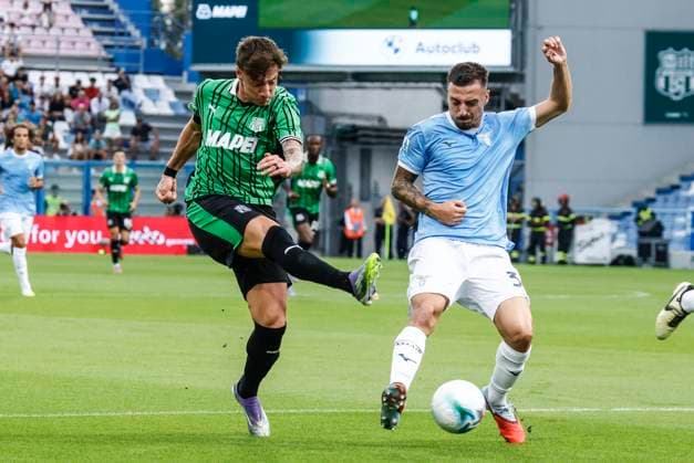 September 14, 2025, Reggio Emilia, REGGIO EMILIA: Sassuolo s Andrea Pinamonti (L) and Lazio s Mario Gila Fuentes (R) in action during the Italian Serie A soccer match US Sassuolo vs SS Lazio at Mapei Stadium in Reggio Emilia, Italy, 14 September 2025. ANSA ELISABETTA BARACCHI. Soccer: Serie A ; Sassuolo - Lazio  - ZUMAa110 20250914_zaf_a110_050 Copyright: xElisabettaxBaracchix