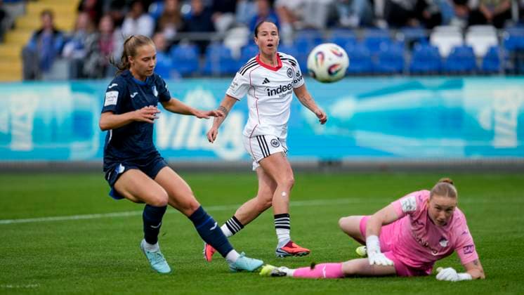 v.li.: Jamilla Sofia Rankin (TSG, 5), Geraldine Reuteler (SGE, 14), Laura Johanna Dick (Torwart, Torhüterin, TSG, 1), Torschuss, Schuss aufs Tor, Torchance, Chance, Aktion, Action, Spielszene, 14.09.2025, Sinsheim (Hoffenheim) (Deutschland), Fussball, Google Pixel Frauen-Bundesliga, TSG 1899 Hoffenheim - Eintracht Frankfurt, DFB DFL REGULATIONS PROHIBIT ANY USE OF PHOTOGRAPHS AS IMAGE SEQUENCES AND OR QUASI-VIDEO. xozx