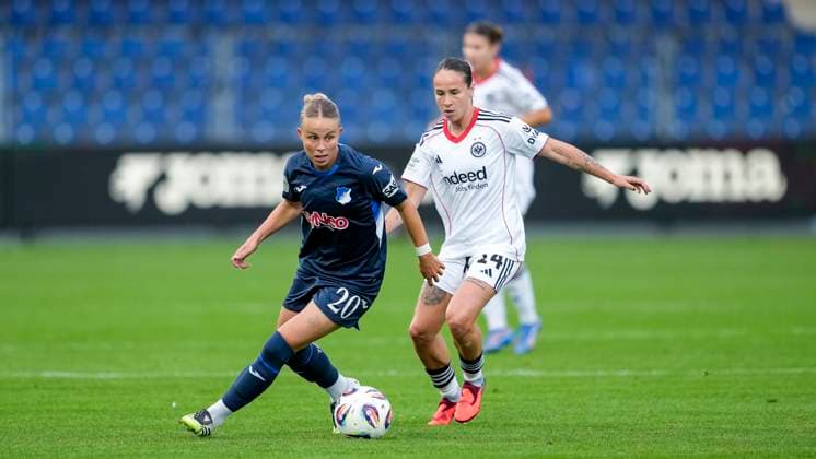 v.li.: Laura Gloning (TSG, 20), Geraldine Reuteler (SGE, 14), Zweikampf, Spielszene, Duell, duel, tackle, tackling, Dynamik, Action, Aktion, 14.09.2025, Sinsheim (Hoffenheim) (Deutschland), Fussball, Google Pixel Frauen-Bundesliga, TSG 1899 Hoffenheim - Eintracht Frankfurt, DFB DFL REGULATIONS PROHIBIT ANY USE OF PHOTOGRAPHS AS IMAGE SEQUENCES AND OR QUASI-VIDEO. xozx