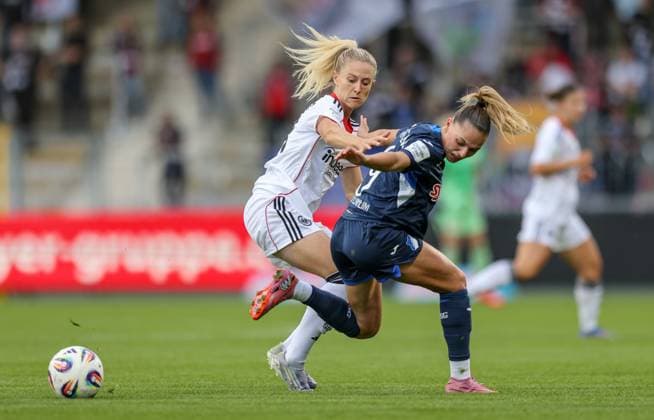 DEU, Hoffenheim, TSG Hoffenheim vs Eintracht Frankfurt, Google Pixel Bundesliga, DFB, Saison 2526, Dietmar Hopp Stadion, 2 Spieltag, im Bild v l n r Rebecka Blomqvist Eintracht Frankfurt 28 , Jill Janssens Hoffenheim 9 DFB DFL REGULATIONS PROHIBIT ANY USE OF PHOTOGRAPHS AS IMAGE SEQUENCES AND OR QUASI VIDEO, 14 09 2025, Copyright: HMBxMedia HendrikxHamelau