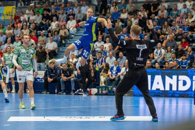 Tilen Kodrin, Outside, VfL Gummersbach 5 , Lasse Ludwig, Goalkeeper, Fuechse Berlin 1 ,VfL Gummersbach vs Fuechse Berlin, Daikin Handball Bundesliga, Men ,Matchday 4, 14 09 2025 Gummersbach NRW Germany Copyright: xkolbert-press MartinxWdziecznyx