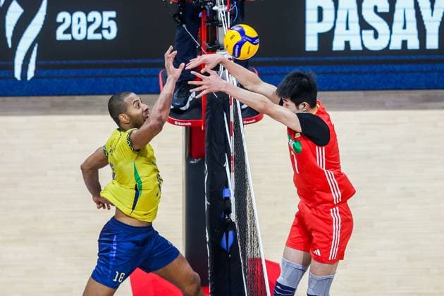 (250914) -- PASAY CITY, Sept. 14, 2025 -- Ricardo Lucarelli Souza (L) of Brazil competes against Wen Zihua (R) of China during the pool H match between China and Brazil at the FIVB Men s World Championship, WM, Weltmeisterschaft 2025 in Pasay City, the Philippines, on Sept. 14, 2025. ) (SP)THE PHILIPPINES-PASAY CITY-VOLLEYBALL-FIVB MEN S WORLD CHAMPIONSHIP 2025-CHN VS BRA ROUELLExUMALI 