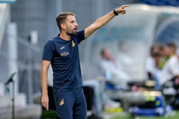 Theodoros Dedes coach, head coach, TSG , gives instructions, gestures, gesticulates with arms, single image, single photo, action, action, 14 09 2025, Sinsheim Hoffenheim Germany , Football, Google Pixel Women Bundesliga, TSG 1899 Hoffenheim Eintracht Frankfurt, DFB DFL REGULATIONS PROHIBIT ANY USE OF PHOTOGRAPHS AS IMAGE SEQUENCES AND OR QUASI VIDEO xozx