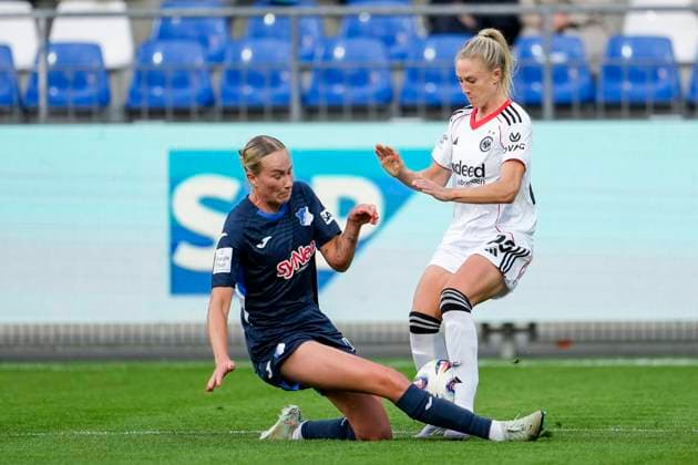 v li Feli Delacauw TSG, 24 , Rebecka Blomqvist SGE, 28 , duel, duel, tackle, tackling, dynamics, action, action, 14 09 2025, Sinsheim Hoffenheim Germany , Football, Google Pixel Women Bundesliga, TSG 1899 Hoffenheim Eintracht Frankfurt, DFB DFL REGULATIONS PROHIBIT ANY USE OF PHOTOGRAPHS AS IMAGE SEQUENCES AND OR QUASI VIDEO xozx