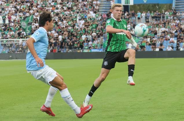 Lazio™s Matteo Cancellieri fights for the ball with Sassuolo s Josh Doig during the Serie A Unilive soccer match between U.S Sassuolo and S.S. Lazio at Mapei stadium, Reggio Emilia, northern Italy, Monday, September 14, 2025. - Soccer - (Photo Michele Nucci - LaPresse)  Copyright: xMichelexNucci LaPressex