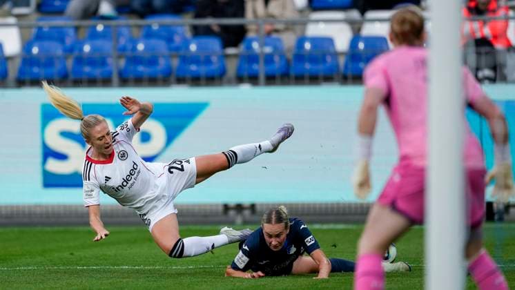 v li Rebecka Blomqvist SGE, 28 , Feli Delacauw TSG, 24 , duel, duel, tackle, tackling, dynamics, action, action, 14 09 2025, Sinsheim Hoffenheim Germany , Football, Google Pixel Women Bundesliga, TSG 1899 Hoffenheim Eintracht Frankfurt, DFB DFL REGULATIONS PROHIBIT ANY USE OF PHOTOGRAPHS AS IMAGE SEQUENCES AND OR QUASI VIDEO xozx