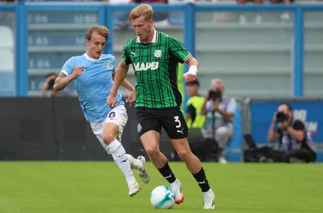 Sassuolo s Josh Doig fights for the ball with Lazio s Nicolo Rovella during the Serie A Unilive soccer match between U.S Sassuolo and S.S. Lazio at Mapei stadium, Reggio Emilia, northern Italy, Monday, September 14, 2025. - Soccer - (Photo Michele Nucci - LaPresse)  Copyright: xMichelexNucci LaPressex
