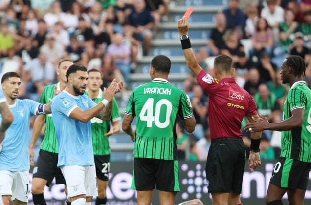 the referee mr. Paride Tremolada gives a red card to Sassuolo s Aster Vranckx during the Serie A Unilive soccer match between U.S Sassuolo and S.S. Lazio at Mapei stadium, Reggio Emilia, northern Italy, Monday, September 14, 2025. - Soccer - (Photo Michele Nucci - LaPresse)  Copyright: xMichelexNucci LaPressex