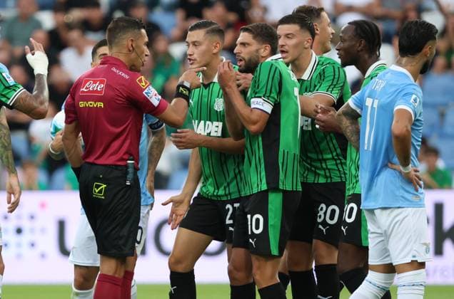 the referee mr. Paride Tremolada argues with Sassuolo players during the Serie A Unilive soccer match between U.S Sassuolo and S.S. Lazio at Mapei stadium, Reggio Emilia, northern Italy, Monday, September 14, 2025. - Soccer - (Photo Michele Nucci - LaPresse)  Copyright: xMichelexNucci LaPressex