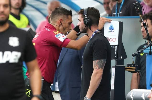the referee mr. Paride Tremolada checks the var during the Serie A Unilive soccer match between U.S Sassuolo and S.S. Lazio at Mapei stadium, Reggio Emilia, northern Italy, Monday, September 14, 2025. - Soccer - (Photo Michele Nucci - LaPresse)  Copyright: xMichelexNucci LaPressex