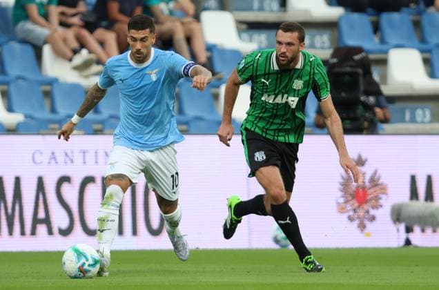 Lazio™s Mattia Zaccagni fights for the ball with Sassuolo s Sebastian Walukiewicz during the Serie A Unilive soccer match between U.S Sassuolo and S.S. Lazio at Mapei stadium, Reggio Emilia, northern Italy, Monday, September 14, 2025. - Soccer - (Photo Michele Nucci - LaPresse)  Copyright: xMichelexNucci LaPressex