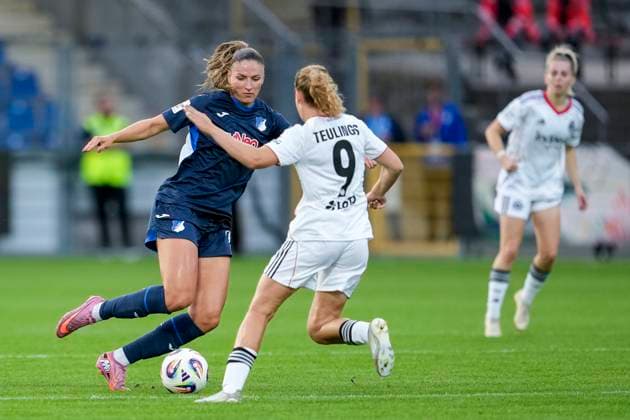 v li Melissa Kössler TSG, 25 , Jarne Teulings SGE, 9 , duel, duel, tackle, tackling, dynamics, action, action, 14 09 2025, Sinsheim Hoffenheim Germany , Football, Google Pixel Women Bundesliga, TSG 1899 Hoffenheim Eintracht Frankfurt, DFB DFL REGULATIONS PROHIBIT ANY USE OF PHOTOGRAPHS AS IMAGE SEQUENCES AND OR QUASI VIDEO xozx