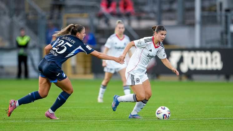 v li Melissa Kössler TSG, 25 , Noemi Ivelj SGE, 4 , duel, duel, tackle, tackling, dynamics, action, action, 14 09 2025, Sinsheim Hoffenheim Germany , Football, Google Pixel Women Bundesliga, TSG 1899 Hoffenheim Eintracht Frankfurt, DFB DFL REGULATIONS PROHIBIT ANY USE OF PHOTOGRAPHS AS IMAGE SEQUENCES AND OR QUASI VIDEO xozx