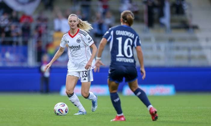 DEU, Hoffenheim, TSG Hoffenheim vs Eintracht Frankfurt, Google Pixel Bundesliga, DFB, Saison 2526, Dietmar Hopp Stadion, 2 Spieltag, im Bild v l n r Amanda Ilestedt Eintracht Frankfurt 13 , Dominika Grabowska Hoffenheim 16 DFB DFL REGULATIONS PROHIBIT ANY USE OF PHOTOGRAPHS AS IMAGE SEQUENCES AND OR QUASI VIDEO, 14 09 2025, Copyright: HMBxMedia HendrikxHamelau