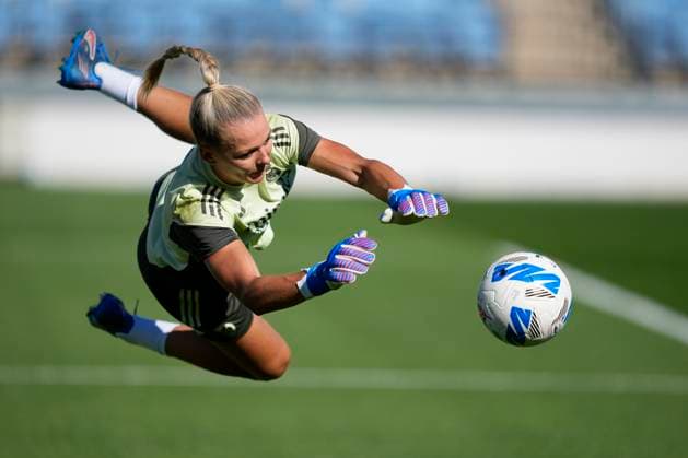 September 14, 2025, Valdebebas, Madrid, Spain: Merle Frohms of Real Madrid CF warms up during the Spanish Women League, Liga F, football match played between Real Madrid and Madrid CFF at Alfredo Di Stefano stadium on September 14, 2025, in Valdebebas, Madrid, Spain. Valdebebas Spain - ZUMAa181 20250914_zaa_a181_098 Copyright: xOscarxJ.xBarrosox