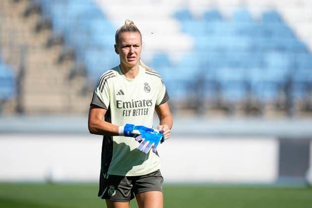 September 14, 2025, Valdebebas, Madrid, Spain: Merle Frohms of Real Madrid CF warms up during the Spanish Women League, Liga F, football match played between Real Madrid and Madrid CFF at Alfredo Di Stefano stadium on September 14, 2025, in Valdebebas, Madrid, Spain. Valdebebas Spain - ZUMAa181 20250914_zaa_a181_113 Copyright: xOscarxJ.xBarrosox
