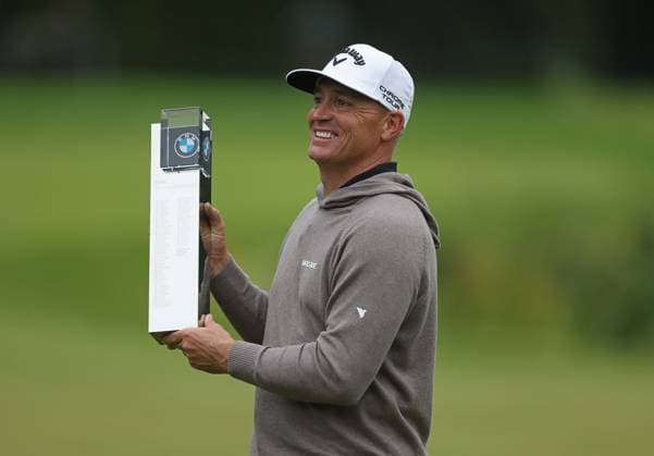 . - BMW PGA, Golf Herren Championship 2025, Day Four, DP World Tour, Wentworth Golf Club, Virginia Water, Surrey, England.- 14th September 2025. (C) Daniel Weir Crystal Pix Alex Noren Of Sweden holds aloft the BMW PGA Championship trophy after winning the 2025 BMW PGA Championship at Wentworth Golf Club, UK. - BMW PGA Championship 2025, Day Four, DP World Tour, Wentworth Golf Club, Virginia Water, Surrey, England.- 14th September 2025. (C) Daniel Weir Crystal Pix Surrey Wentworth Golf Club United Kingdom Copyright: xDanielxWeirx CP_BMW_PGA_Championship_2025_Day_Four_14