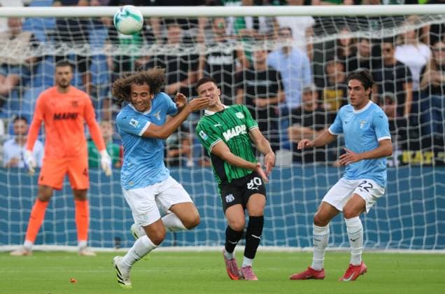 Lazio s Matteo Guendouzi fights for the ball with Sassuolo s Tarik Muharemovic during the Serie A Unilive soccer match between U.S Sassuolo and S.S. Lazio at Mapei stadium, Reggio Emilia, northern Italy, Monday, September 14, 2025. - Soccer - (Photo Michele Nucci - LaPresse)  Copyright: xMichelexNucci LaPressex