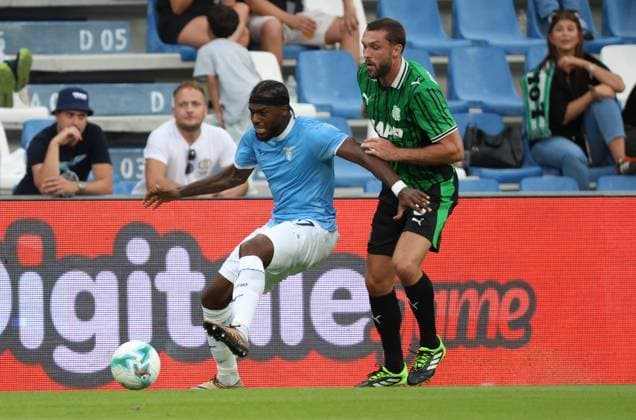 Lazio™s Nuno Tavares fights for the ball with Sassuolo s Sebastian Walukiewicz during the Serie A Unilive soccer match between U.S Sassuolo and S.S. Lazio at Mapei stadium, Reggio Emilia, northern Italy, Monday, September 14, 2025. - Soccer - (Photo Michele Nucci - LaPresse)  Copyright: xMichelexNucci LaPressex
