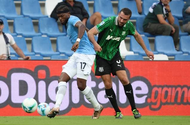Lazio™s Nuno Tavares fights for the ball with Sassuolo s Sebastian Walukiewicz during the Serie A Unilive soccer match between U.S Sassuolo and S.S. Lazio at Mapei stadium, Reggio Emilia, northern Italy, Monday, September 14, 2025. - Soccer - (Photo Michele Nucci - LaPresse)  Copyright: xMichelexNucci LaPressex