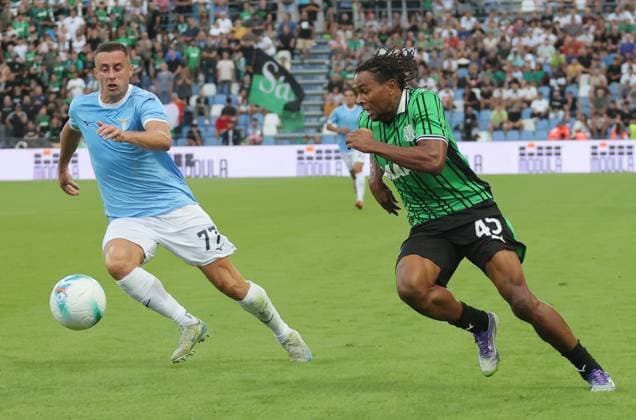Lazio™s Adam Marusic fights for the ball with Sassuolo s Armand Laurentie during the Serie A Unilive soccer match between U.S Sassuolo and S.S. Lazio at Mapei stadium, Reggio Emilia, northern Italy, Monday, September 14, 2025. - Soccer - (Photo Michele Nucci - LaPresse)  Copyright: xMichelexNucci LaPressex