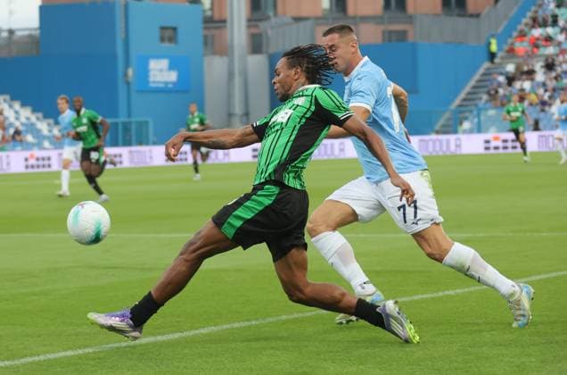 Sassuolo s Armand Laurentie fights for the ball with Lazio™s Adam Marusic during the Serie A Unilive soccer match between U.S Sassuolo and S.S. Lazio at Mapei stadium, Reggio Emilia, northern Italy, Monday, September 14, 2025. - Soccer - (Photo Michele Nucci - LaPresse)  Copyright: xMichelexNucci LaPressex