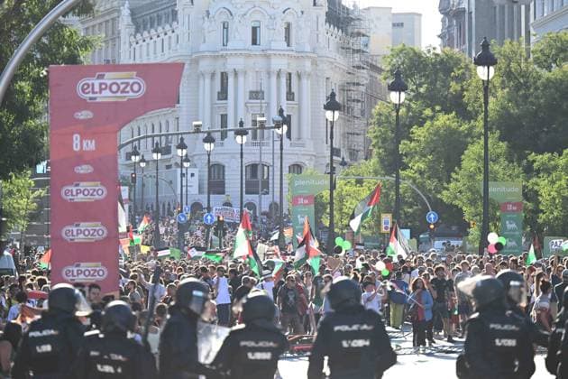 Cycling, Vuelta a Espana, 21st stage, Pro-Palestinian protests on the sidelines