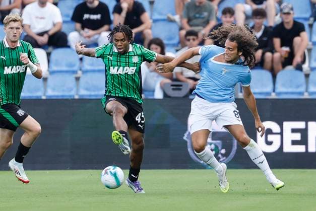 September 14, 2025, Reggio Emilia, ITALY: Sassuolo s Armand Lauriente (L) and Lazio s Matteo Guendouzi (R) in action during the Italian Serie A soccer match US Sassuolo vs SS Lazio at Mapei Stadium in Reggio Emilia, Italy, 14 September 2025. ANSA ELISABETTA BARACCHI. Soccer: Serie A; Sassuolo - Lazio  - ZUMAa110 20250914_zaf_a110_051 Copyright: xElisabettaxBaracchix