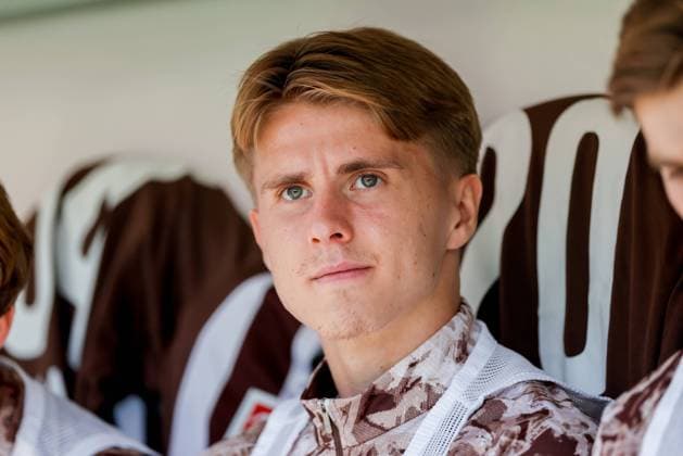 Hamburg, September 14, 2025 Soccer, 1 Bundesliga 2025 26, FC St Pauli FC Augsburg Erik Ahlstrand FC St Pauli, 20 DFL REGULATIONS PROHIBIT ANY USE OF PHOTOGRAPHS AS IMAGE SEQUENCES AND OR QUASI VIDEO