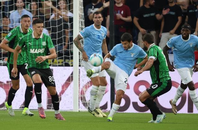 Lazio™s Matteo Cancellieri fights for the ball with Sassuolo s Domenico Berardi during the Serie A Unilive soccer match between U.S Sassuolo and S.S. Lazio at Mapei stadium, Reggio Emilia, northern Italy, Monday, September 14, 2025. - Soccer - (Photo Michele Nucci - LaPresse)  Copyright: xMichelexNucci LaPressex