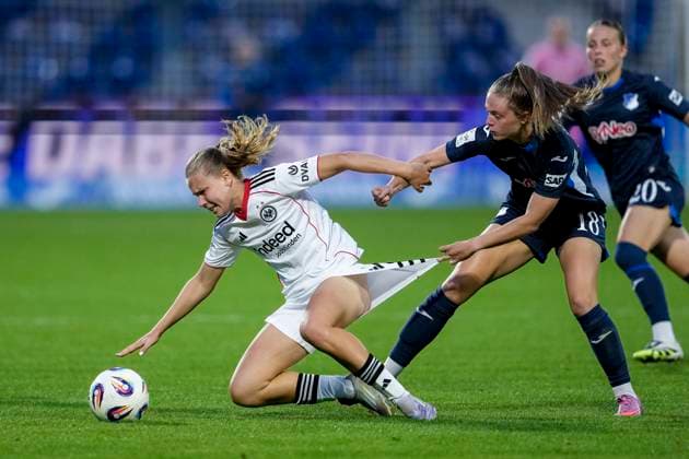 v li Jarne Teulings SGE, 9 , Valesca Ampoorter TSG, 18 , duel, duel, tackle, tackling, dynamics, action, action, 14 09 2025, Sinsheim Hoffenheim Germany , Football, Google Pixel Women Bundesliga, TSG 1899 Hoffenheim Eintracht Frankfurt, DFB DFL REGULATIONS PROHIBIT ANY USE OF PHOTOGRAPHS AS IMAGE SEQUENCES AND OR QUASI VIDEO xozx