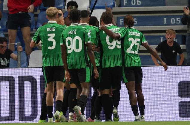 Sassuolo s Alieu Fadera celebrates the goal with his teammates during the Serie A Unilive soccer match between U.S Sassuolo and S.S. Lazio at Mapei stadium, Reggio Emilia, northern Italy, Monday, September 14, 2025. - Soccer - (Photo Michele Nucci - LaPresse)  Copyright: xMichelexNucci LaPressex