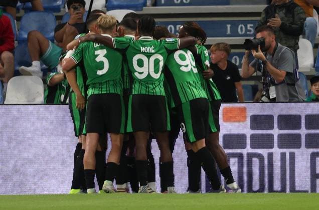Sassuolo s Alieu Fadera celebrates the goal with his teammates during the Serie A Unilive soccer match between U.S Sassuolo and S.S. Lazio at Mapei stadium, Reggio Emilia, northern Italy, Monday, September 14, 2025. - Soccer - (Photo Michele Nucci - LaPresse)  Copyright: xMichelexNucci LaPressex