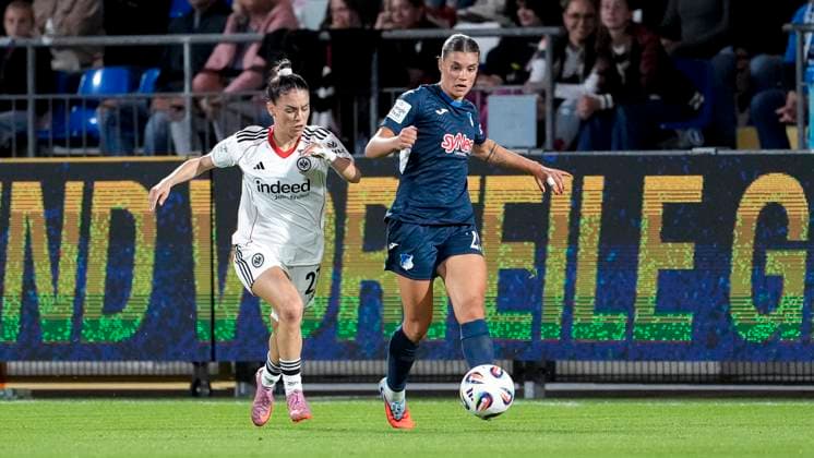 v li Ereleta Memeti SGE, 27 , Selina Cerci TSG, 29 , duel, duel, tackle, tackling, dynamics, action, action, 14 09 2025, Sinsheim Hoffenheim Germany , Football, Google Pixel Women Bundesliga, TSG 1899 Hoffenheim Eintracht Frankfurt, DFB DFL REGULATIONS PROHIBIT ANY USE OF PHOTOGRAPHS AS IMAGE SEQUENCES AND OR QUASI VIDEO xozx