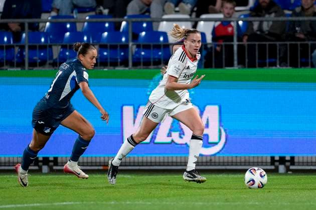 v li Linda Natter TSG, 11 , Laura Freigang SGE, 10 , duel, duel, tackle, tackling, dynamics, action, action, 14 09 2025, Sinsheim Hoffenheim Germany , Football, Google Pixel Women Bundesliga, TSG 1899 Hoffenheim Eintracht Frankfurt, DFB DFL REGULATIONS PROHIBIT ANY USE OF PHOTOGRAPHS AS IMAGE SEQUENCES AND OR QUASI VIDEO xozx