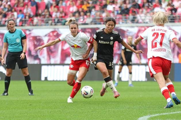 1 Bundesliga Women RB Leipzig vs FC Bayern Munich, 14 09 25 Sandra Starke 13, RB Leipzig vs Momoko Tanikawa 18, Bayern Munich Football, Google Pixel Women Bundesliga, Season 2025 2026, 2 Matchday RB Leipzig vs FC Bayern Munich on 14 09 25, Red Bull Arena, Leipzig DFB REGULATIONS PROHIBIT ANY USE OF PHOTOGRAPHS AS IMAGE SEQUENCES AND OR QUASI VIDEO Copyright: xBEAUTIFULxSPORTS JanxKaeferx
