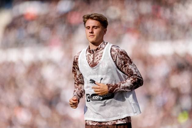Hamburg, September 14, 2025 Soccer, 1 Bundesliga 2025 26, FC St Pauli FC Augsburg Erik Ahlstrand FC St Pauli, 20 DFL REGULATIONS PROHIBIT ANY USE OF PHOTOGRAPHS AS IMAGE SEQUENCES AND OR QUASI VIDEO