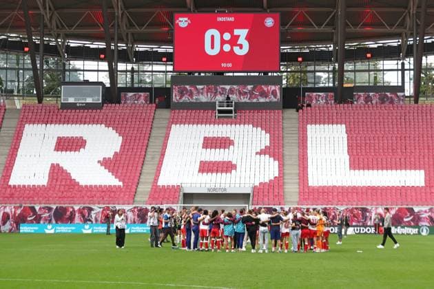 1 Bundesliga Women RB Leipzig vs FC Bayern Munich, 14 09 25 Team circle of RB Leipzig in front of the lettering RBL and the scoreboard, video wall with the final score of 0 3 for Bayern Munich Football, Google Pixel Women Bundesliga, Season 2025 2026, 2 Matchday RB Leipzig vs FC Bayern Munich on 14 09 25, Red Bull Arena, Leipzig DFB REGULATIONS PROHIBIT ANY USE OF PHOTOGRAPHS AS IMAGE SEQUENCES AND OR QUASI VIDEO Copyright: xBEAUTIFULxSPORTS JanxKaeferx