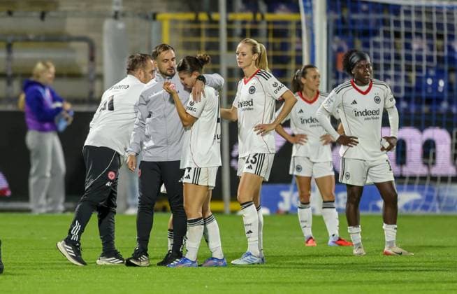 DEU, Hoffenheim, TSG Hoffenheim vs Eintracht Frankfurt, Google Pixel Bundesliga, DFB, Saison 2526, Dietmar Hopp Stadion, 2 Spieltag, im Bild Disappointment and frustration at Eintracht Frankfurt after the defeat in Hoffenheim, Noemi Ivelj Eintracht Frankfurt 4 is comforted by Amanda Ilestedt Eintracht Frankfurt 13 DFB DFL REGULATIONS PROHIBIT ANY USE OF PHOTOGRAPHS AS IMAGE SEQUENCES AND OR QUASI VIDEO, 14 09 2025, Copyright: HMBxMedia HendrikxHamelau