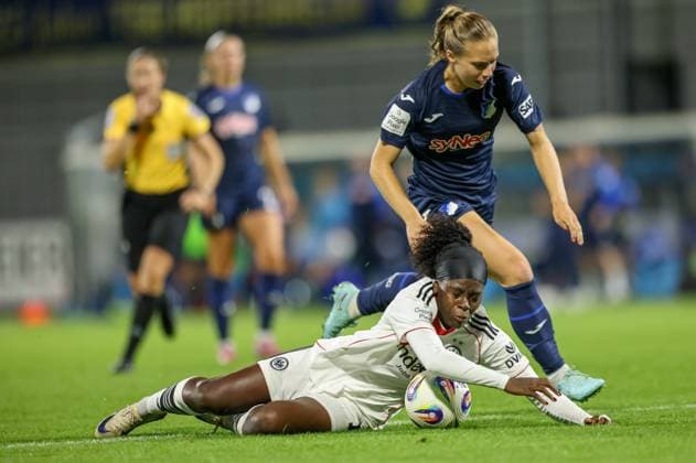 DEU, Hoffenheim, TSG Hoffenheim vs Eintracht Frankfurt, Google Pixel Bundesliga, DFB, Saison 2526, Dietmar Hopp Stadion, 2 Spieltag, im Bild Nicole Anyomi Eintracht Frankfurt 19 kommt gegen Jamilla Rankin Hoffenheim 5 ins Stumble DFB DFL REGULATIONS PROHIBIT ANY USE OF PHOTOGRAPHS AS IMAGE SEQUENCES AND OR QUASI VIDEO, 14 09 2025, Copyright: HMBxMedia HendrikxHamelau
