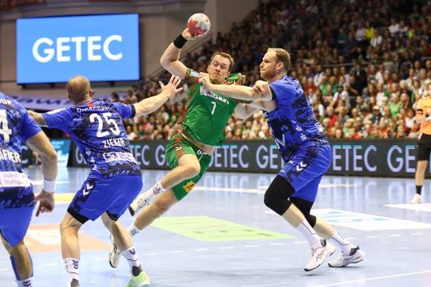 14 09 2025, xgox, Handball Daikin HBL SC Magdeburg TVB Stuttgart emspor, v l Felix Claar Magdeburg, 7 , Samuel Roethlisberger Röthlisberger, Stuttgart, 17 duel, duel, fight, tackle Magdeburg