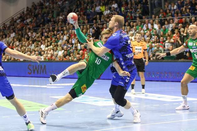 14 09 2025, xgox, Handball Daikin HBL SC Magdeburg TVB Stuttgart emspor, v l Gisli Thorgeir Kristjansson Magdeburg, 10 , Jonas Truchanovicius Stuttgart, 37 duel, duel, fight, tackle Magdeburg