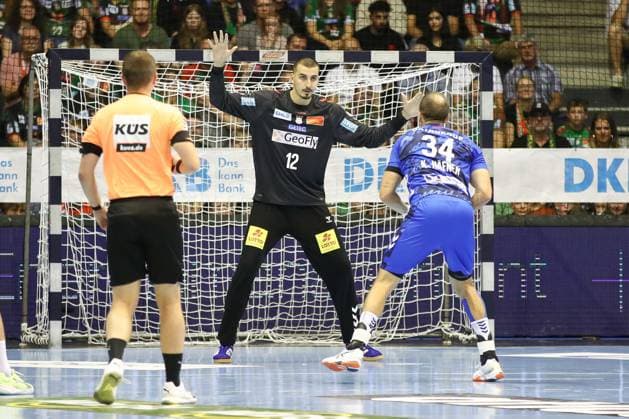 14 09 2025, xgox, Handball Daikin HBL SC Magdeburg TVB Stuttgart emspor, v l Matej Mandic Magdeburg, 12 on a seven-meter penalty against Kai Haefner Häfner, Stuttgart, 34 Magdeburg