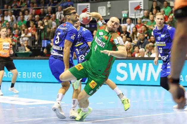 14 09 2025, xgox, Handball Daikin HBL SC Magdeburg TVB Stuttgart emspor, v l Tim Zechel Magdeburg, 9 wirft Tor, Torschuetze, erzielt Tor, Treffer, scores the goal Magdeburg