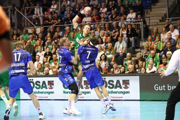 14 09 2025, xgox, Handball Daikin HBL SC Magdeburg TVB Stuttgart emspor, v l Samuel Roethlisberger Röthlisberger, Stuttgart, 17 , Felix Claar Magdeburg, 7 , Kasper Thorsen Lien Stuttgart, 7 duel, duel, fight, tackle Magdeburg
