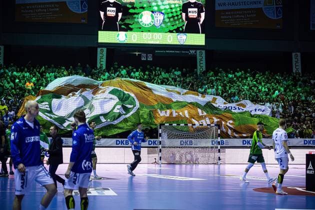 14 09 2025, xovx, Handball Daikin Handball Bundesliga, HSG Wetzlar TBV Lemgo Lippe Fans of HSG Wetzlar with Fanclub Flag Wetzlar Buderus Arena Hessen Germany EN