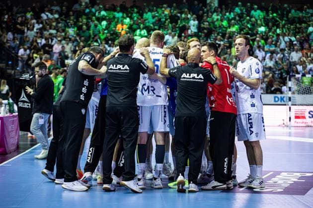 14 09 2025, xovx, Handball Daikin Handball Bundesliga, HSG Wetzlar TBV Lemgo Lippe The players of TBV Lemgo Lippe swear in for the game Wetzlar Buderus Arena Hessen Germany EN