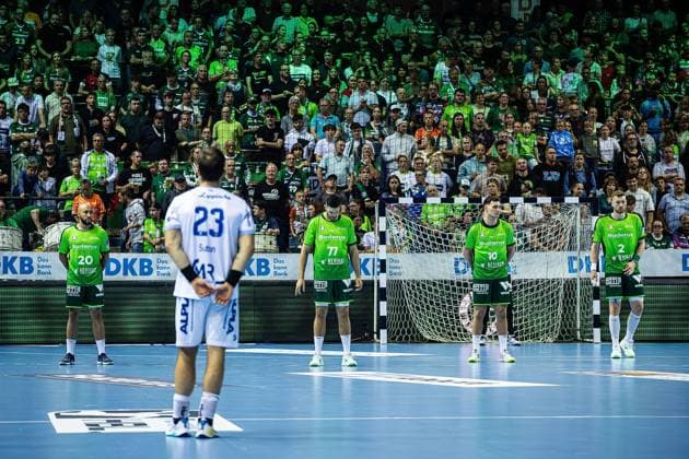 14 09 2025, xovx, Handball Daikin Handball Bundesliga, HSG Wetzlar TBV Lemgo Lippe Minute of silence for Bundesliga referee Marcus Helbig, who died on September 10, 2025 Wetzlar Buderus Arena Hessen Germany EN